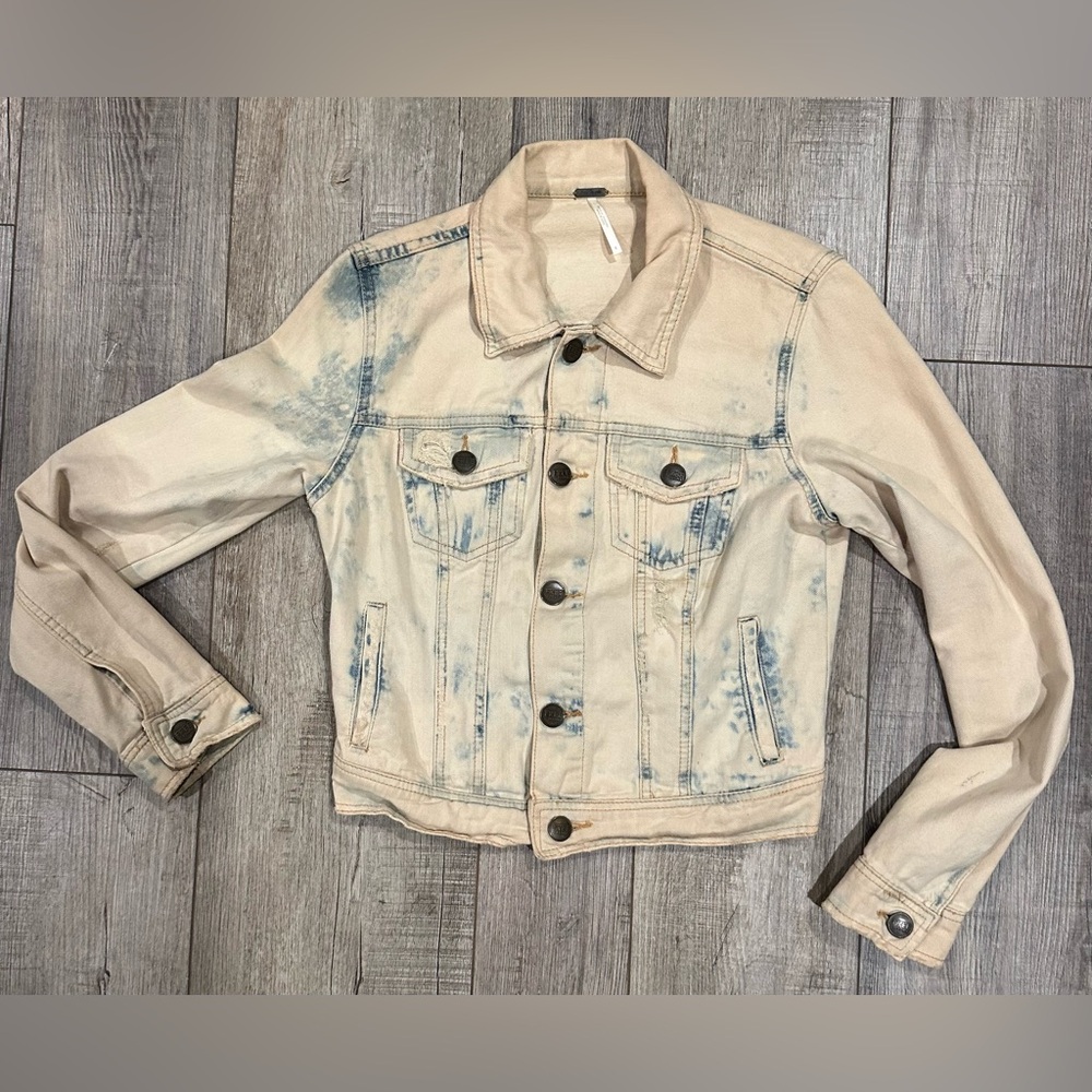Free People Denim Jacket with Blue Accents, Size 6 Super Soft $49 🔥